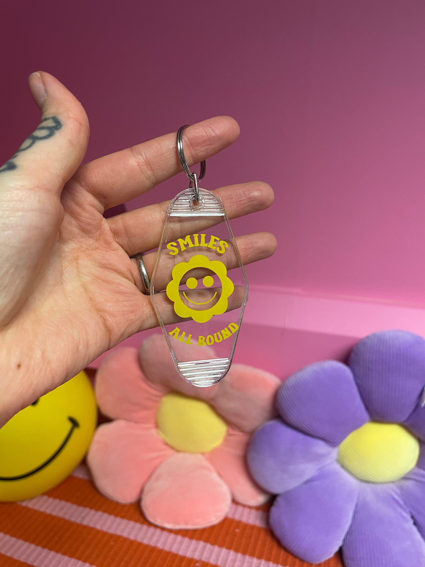 CLEARANCE -smiling all round motel keychain